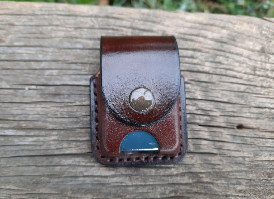 Rustic elegance Leather holster(pouch) for ZIPPO lighter classic size(Dark Braun + Black Edge, antique colored button)